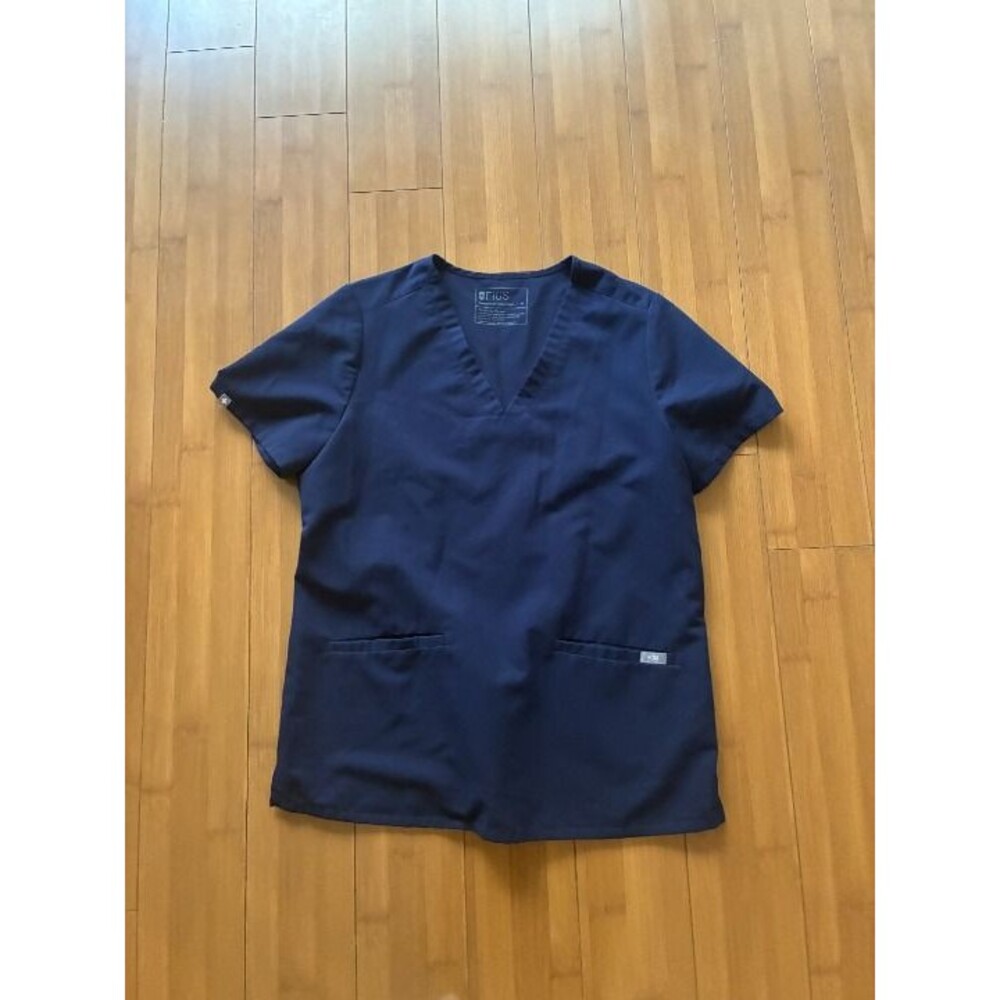 Figs Casma Three-Pocket Scrub Top in Navy Medium Women's